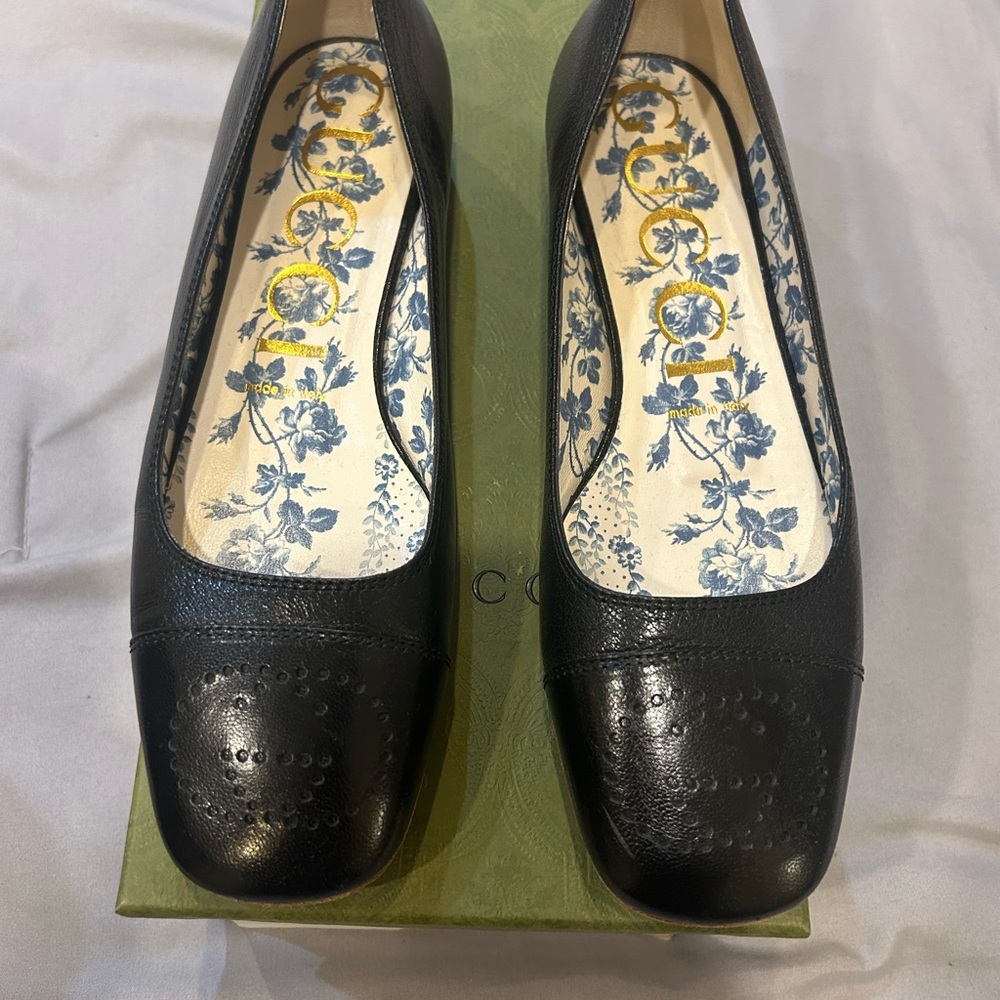 Gucci Black Leather Flats with Floral Insole